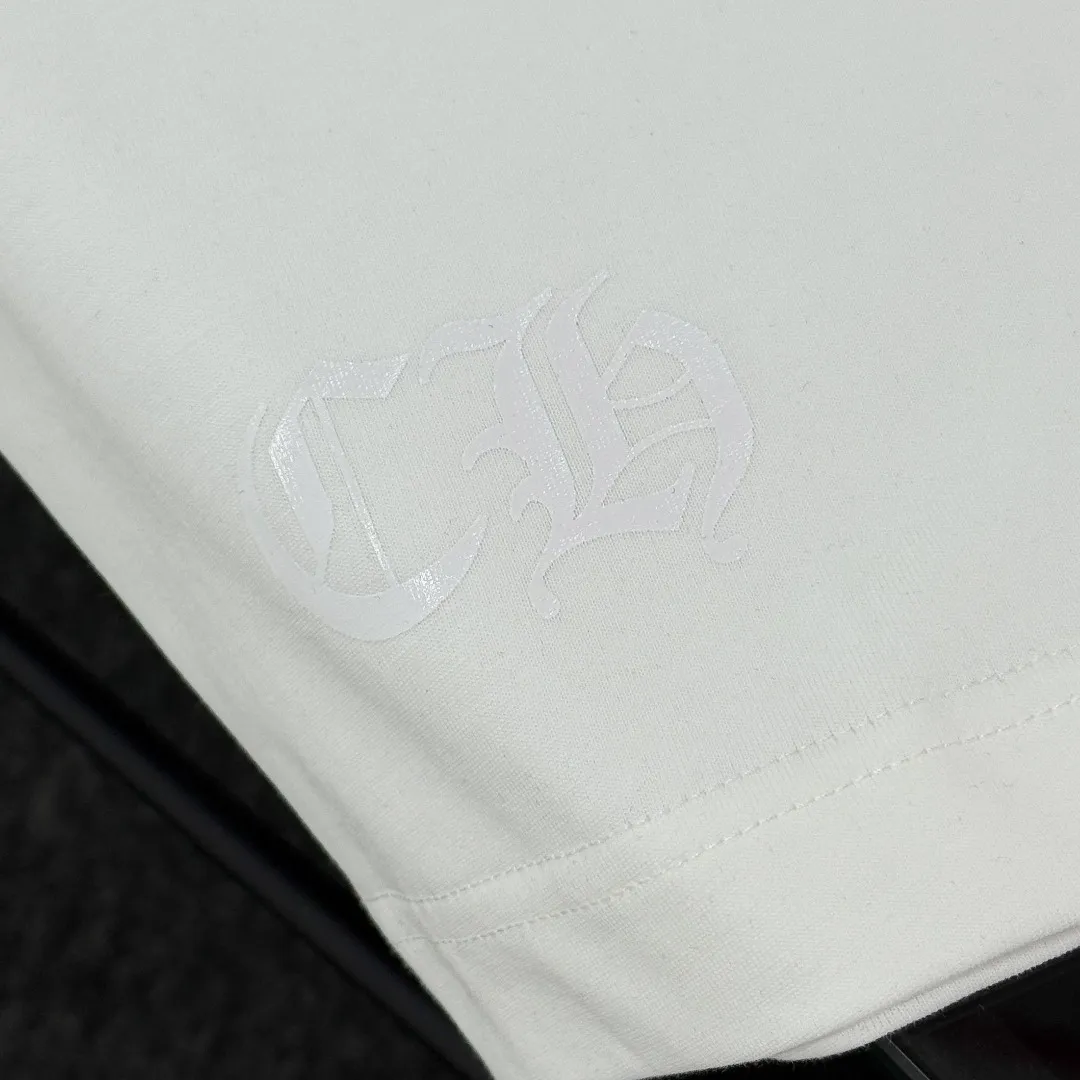 P170 Chrome Hearts Chrome Hearts 25 high version. The fabric is made of 300 grams of high-density pure cotton. It does not deform or shrink. It has three labels. It is the same style for men and women. Technology: suede foam printing. Color: white, black. SIZE: S-XL.